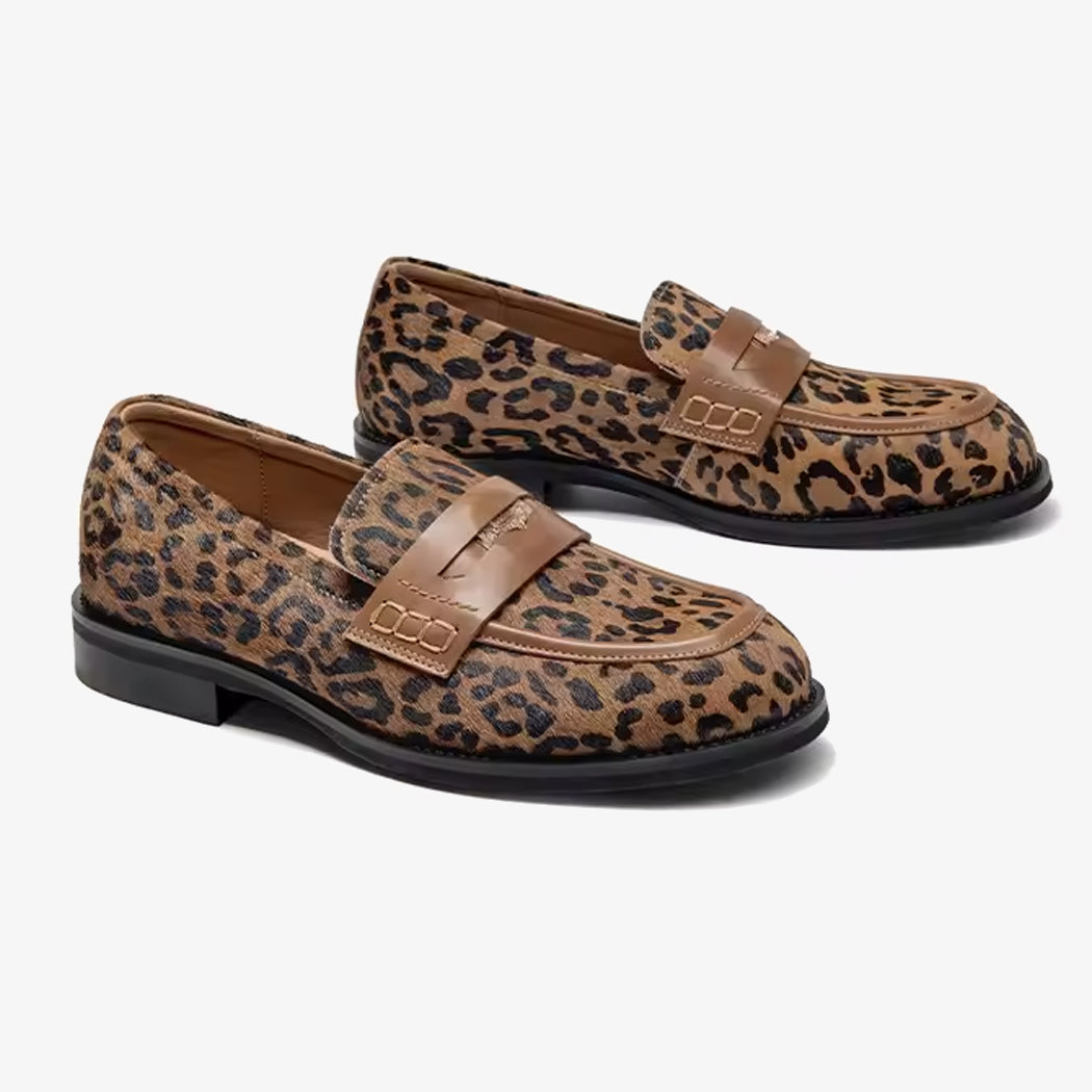 Paire de mocassin leopard en cuir avec une sangle sur le dessus du pied