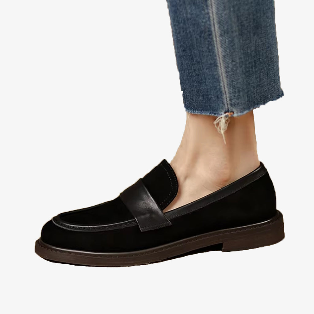 mocassin en daim noir a bride porte avec un jean