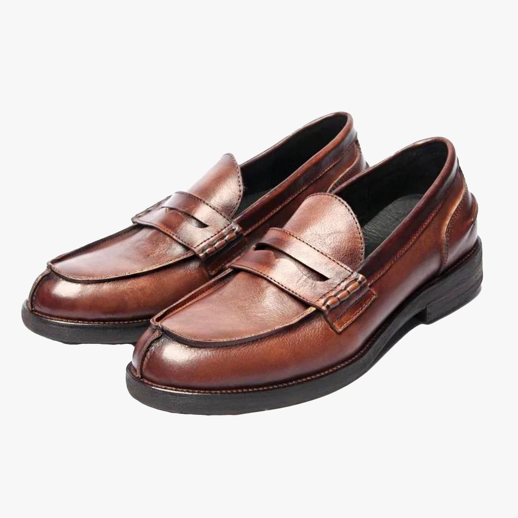 on voit sur un fond blanc une paire de mocassin marron en cuir véritable pour homme