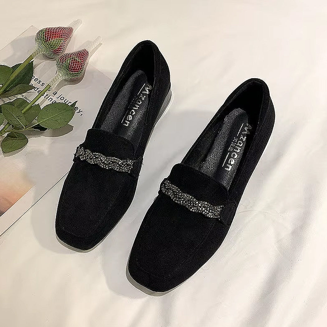 Mocassin en daim élégant avec chaine à strass