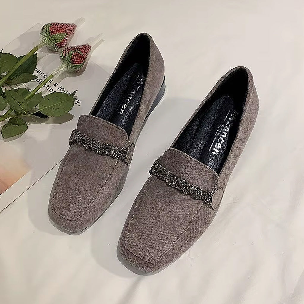 Mocassin en daim élégant avec chaine à strass