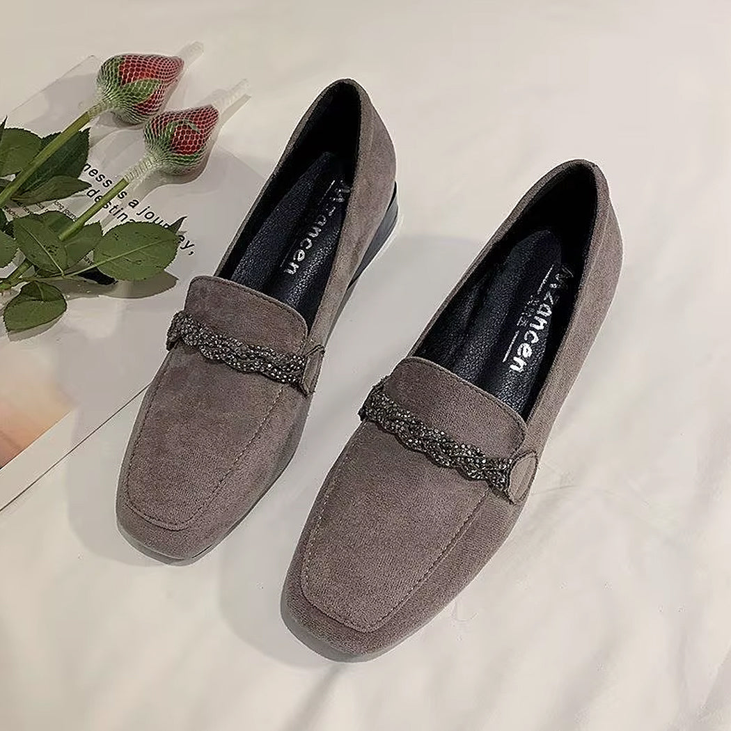 Mocassin en daim élégant avec chaine à strass
