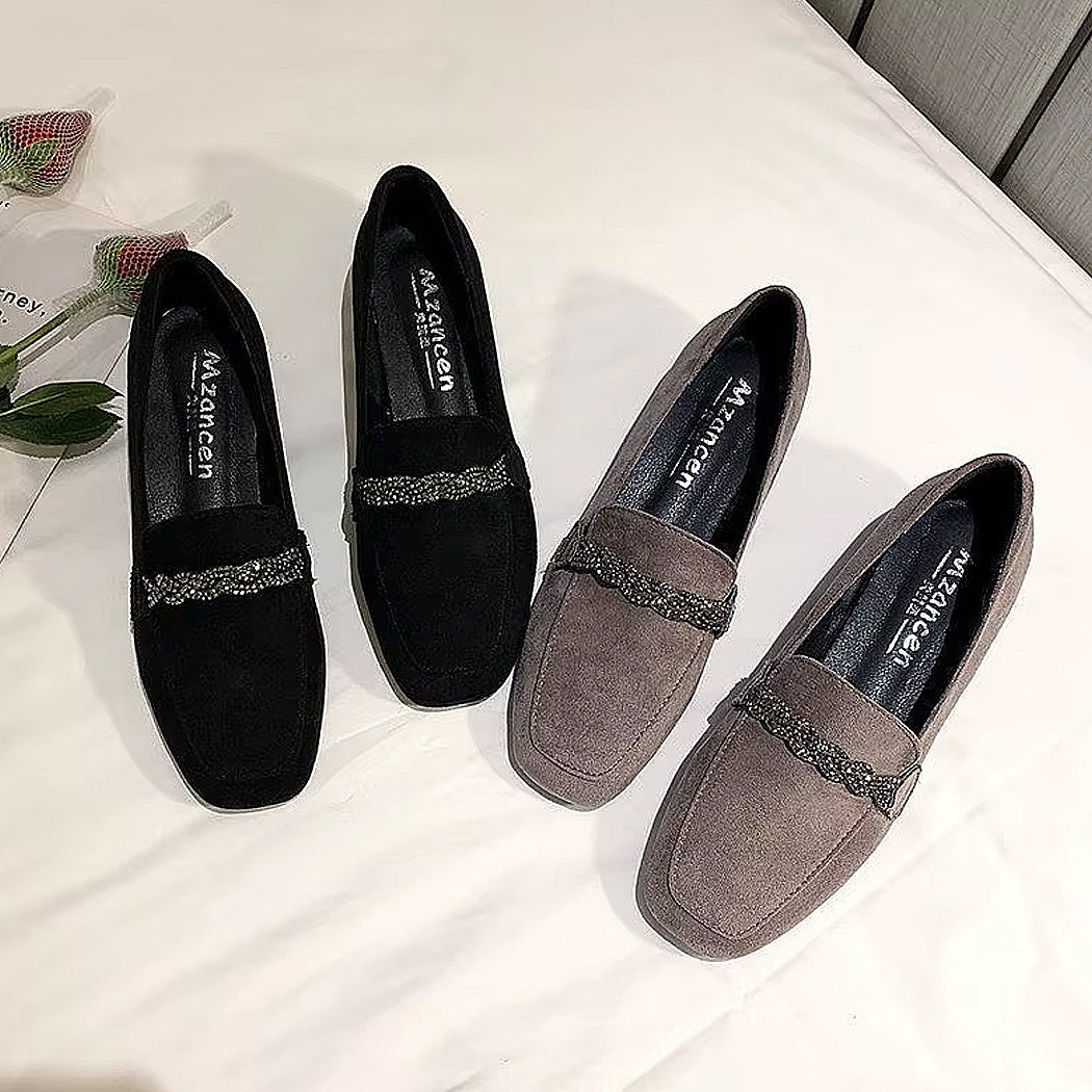 Mocassin en daim élégant avec chaine à strass
