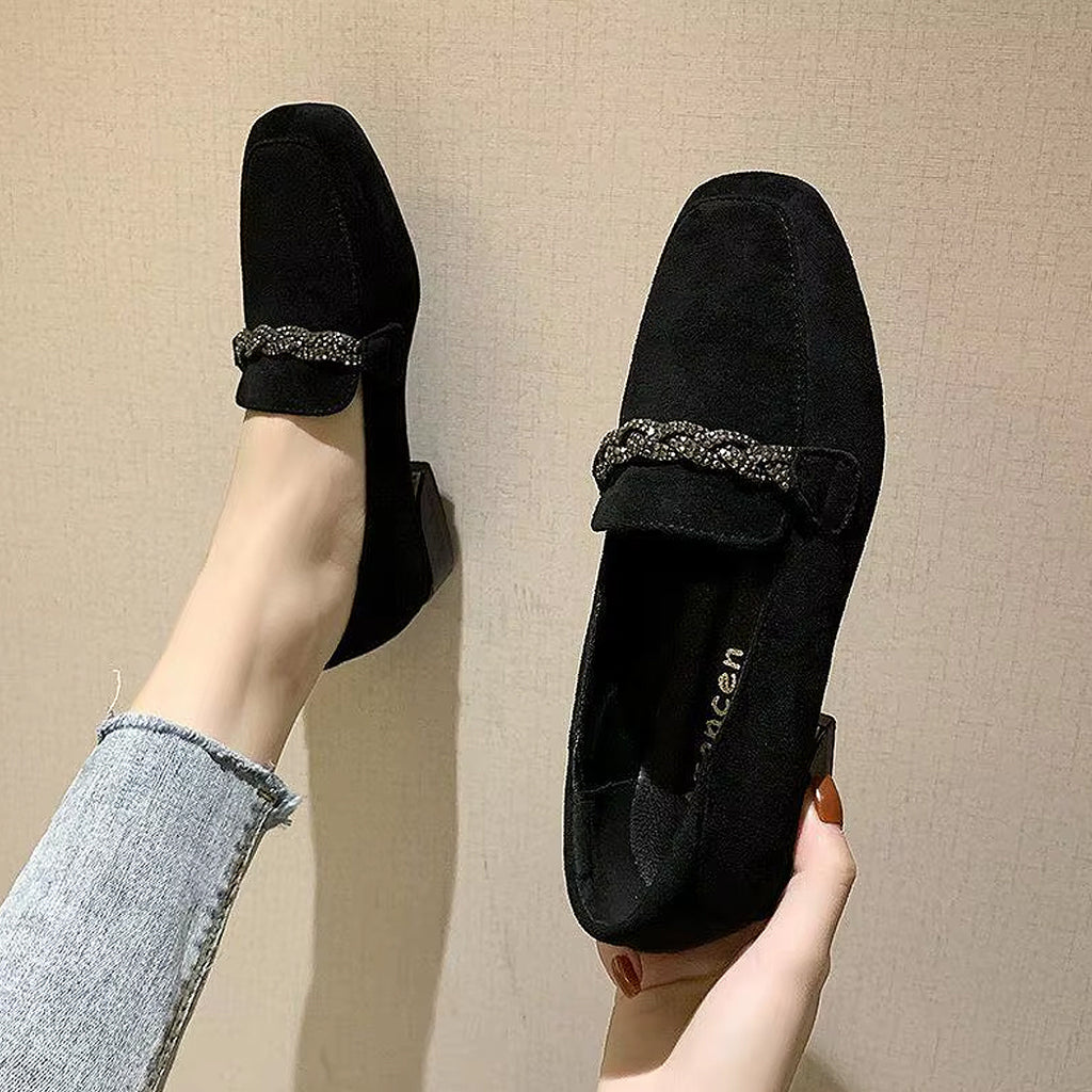 Mocassin en daim élégant avec chaine à strass