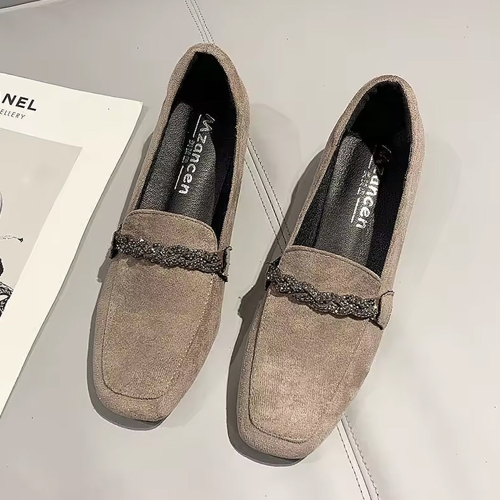 Mocassin en daim élégant avec chaine à strass