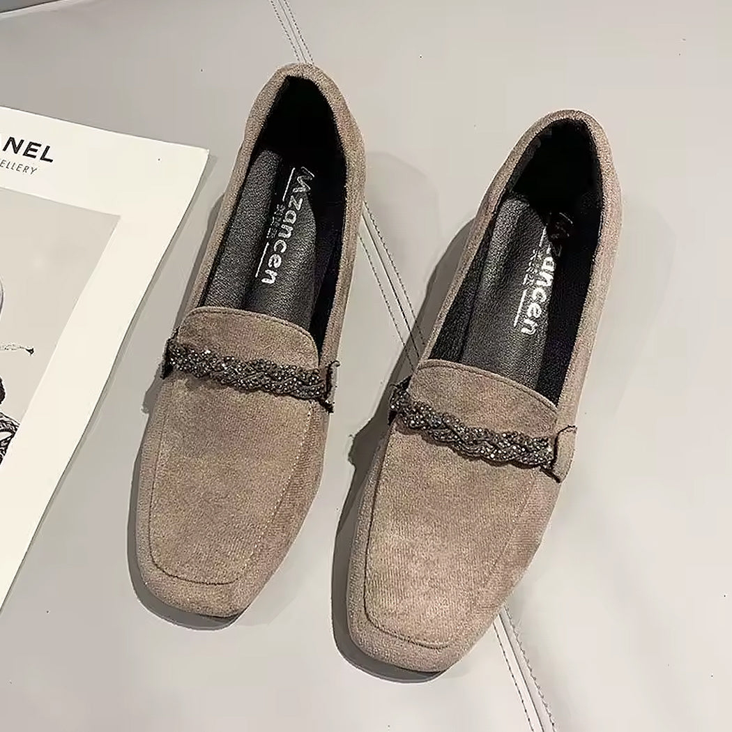 Mocassin en daim élégant avec chaine à strass
