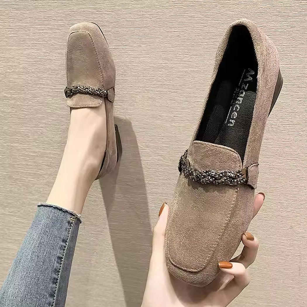 Mocassin en daim élégant avec chaine à strass