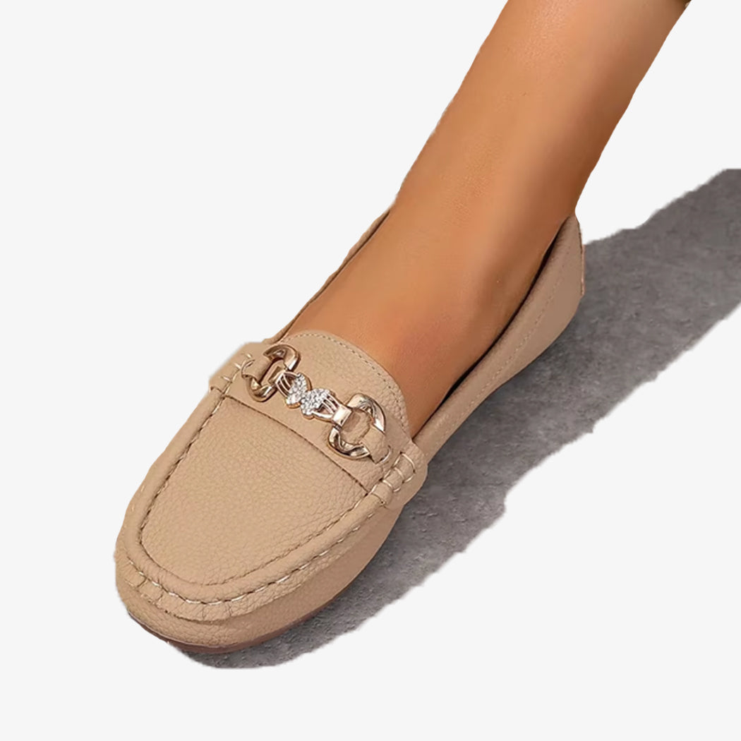 Mocassin en simili cuir beige avec une chaine et un papillon en strass