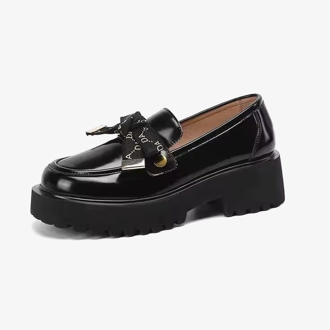 Photo d'un mocassin a plateforme noir avec un noeud