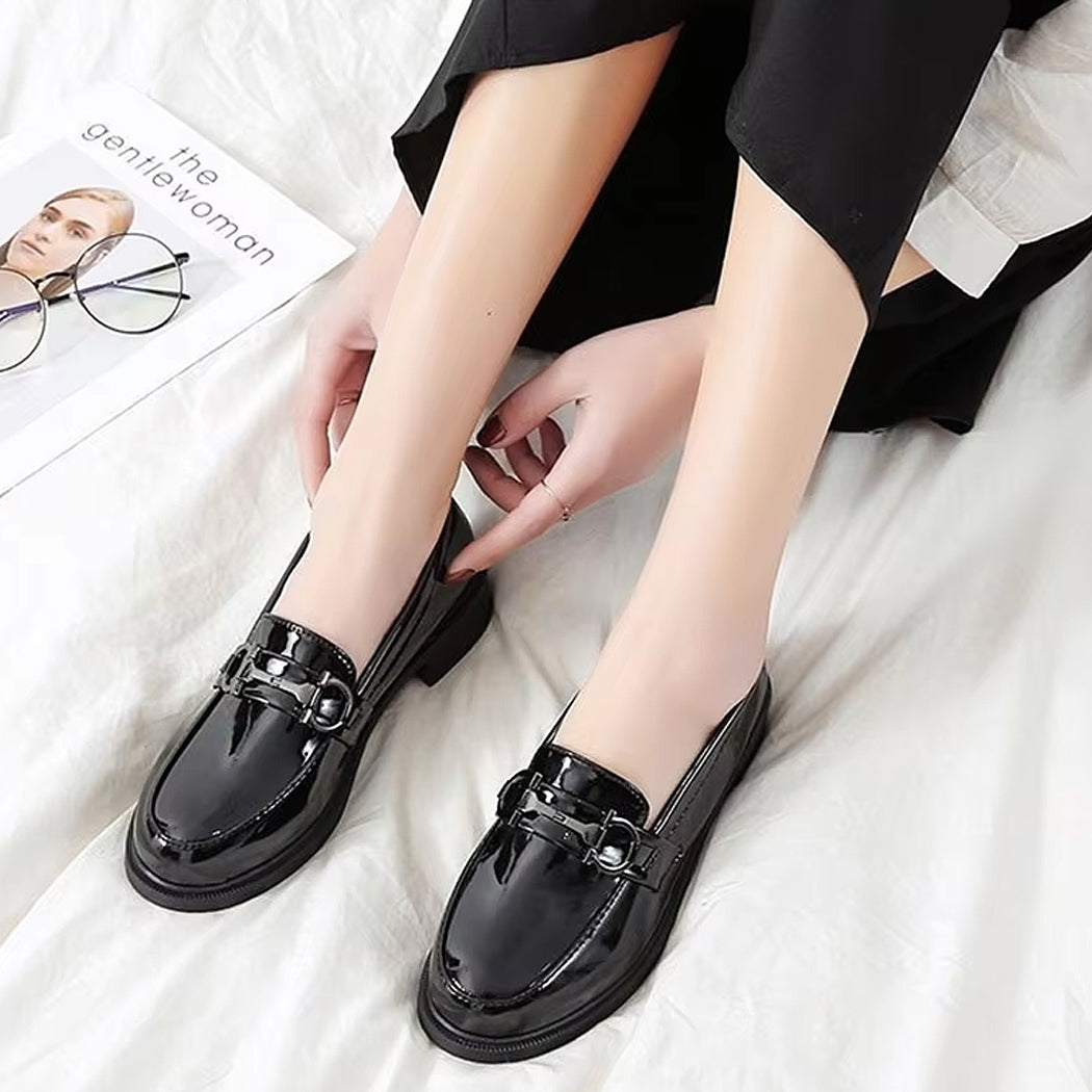 Mocassin vernis détail métallique