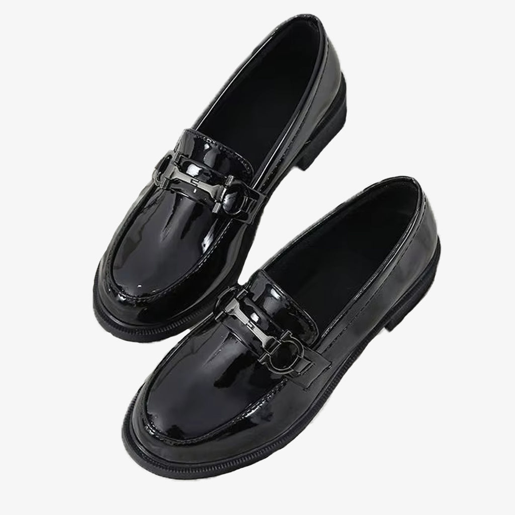 Paire de mocassins noires vernis avec un detail metallique