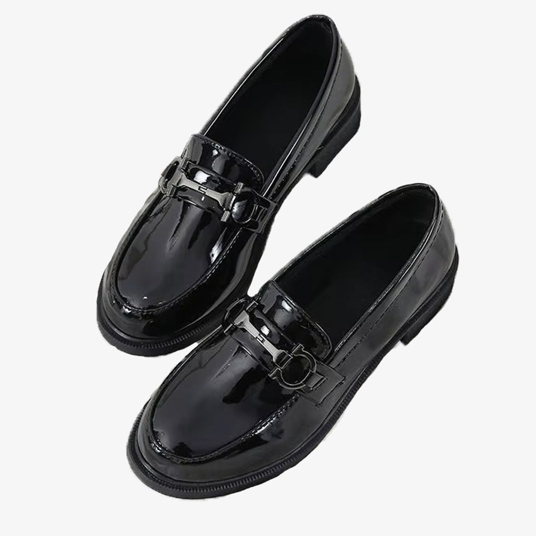Paire de mocassins noires vernis avec un detail metallique