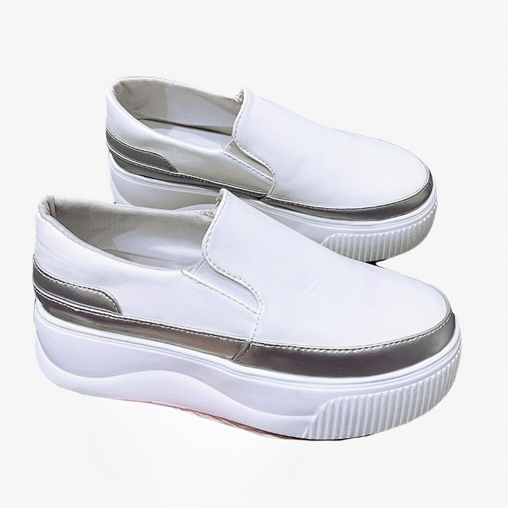 Mocassins blancs compensés, sur fond clair