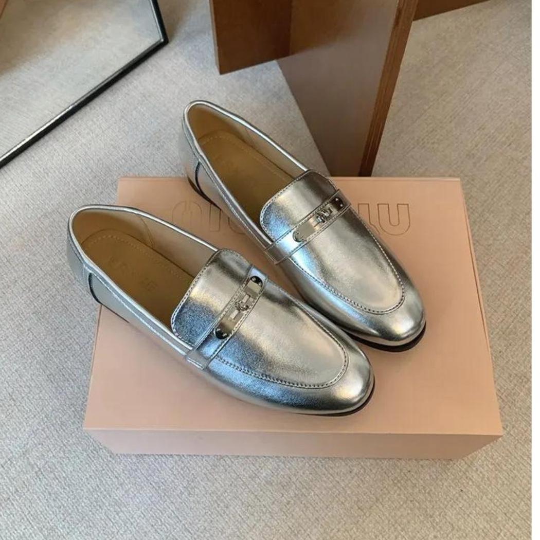 Mocassins argentés à talons carrés pour femme