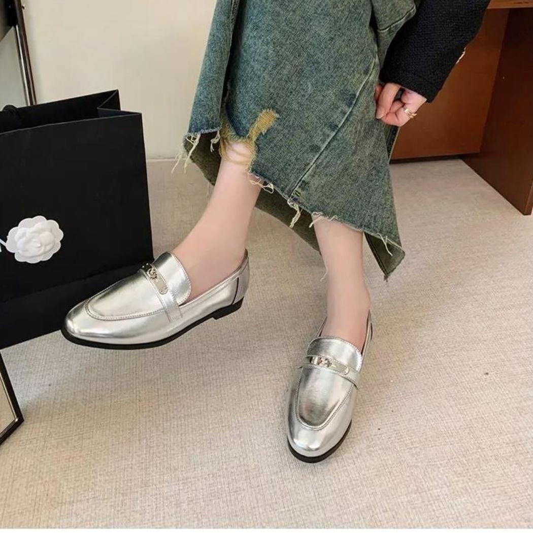 Mocassins argentés à talons carrés pour femme