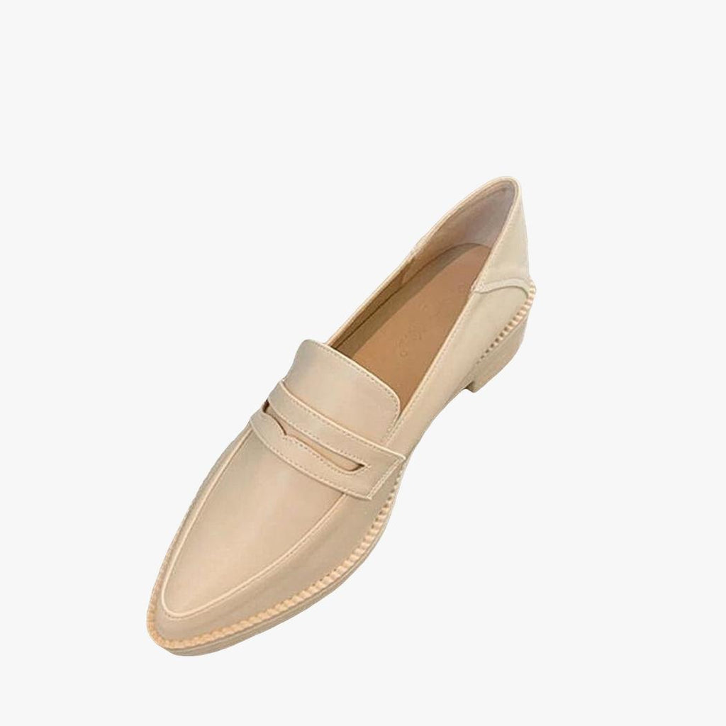 on voit sur un fond gris clair un mocassin beige à bout pointu avec semelle en cuir régénéré