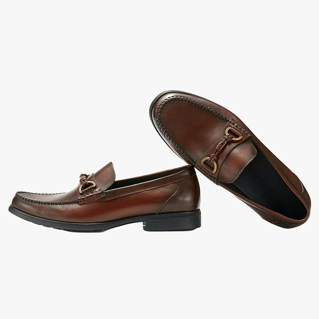 on voit sur un fond blanc une paire de mocassins marrons en cuir véritable avec mors pour homme