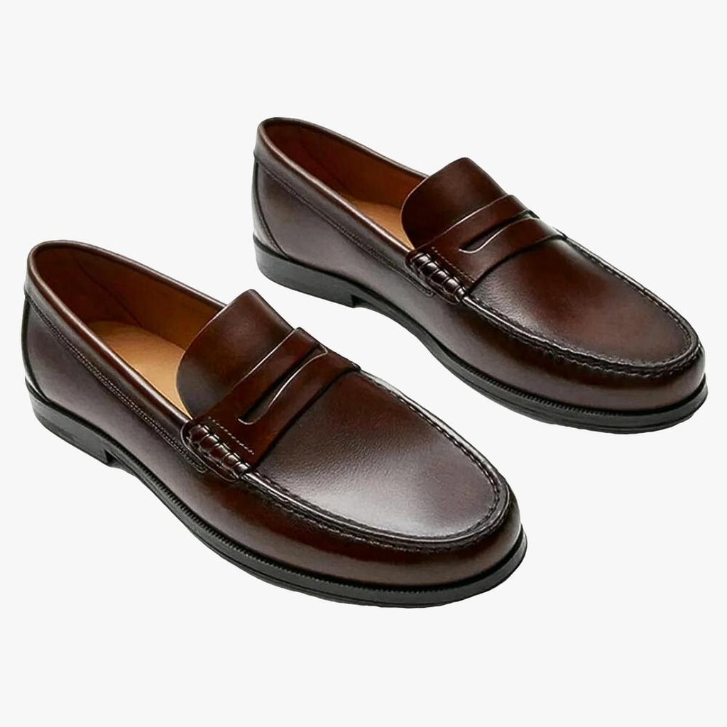 on voit un epaire de mocassins décontractés marron en cuir véritable pour homme sur un fond blanc