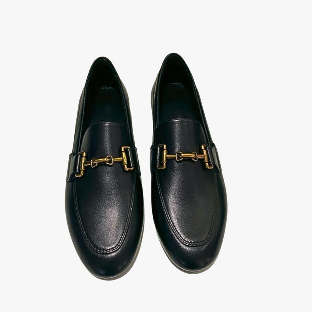 on voit sur un fond blanc une paire de mocassins noirs pour femme en cuir véritable