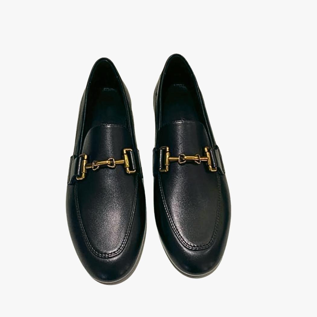 on voit sur un fond blanc une paire de mocassins noirs pour femme en cuir véritable