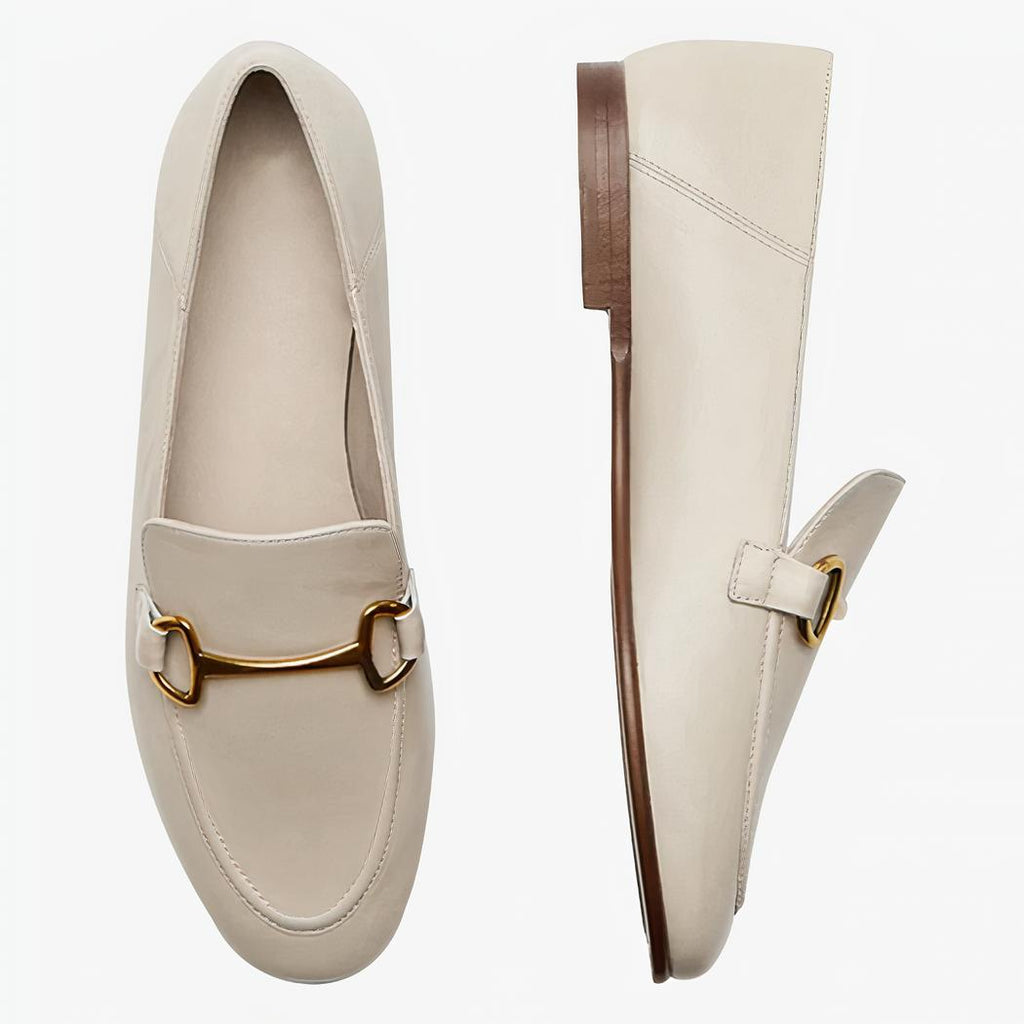 on voit sur un fond clair une paire de mocassin beige fins et légers en cuir véritable