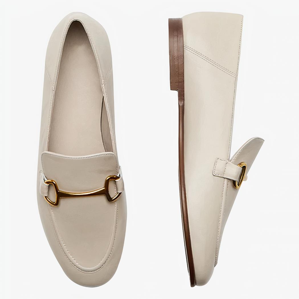 on voit sur un fond clair une paire de mocassin beige fins et légers en cuir véritable