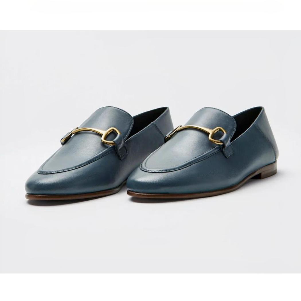 Mocassins fins avec boucle en métal doré en cuir véritable