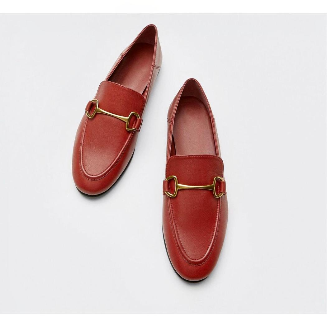 Mocassins fins avec boucle en métal doré en cuir véritable