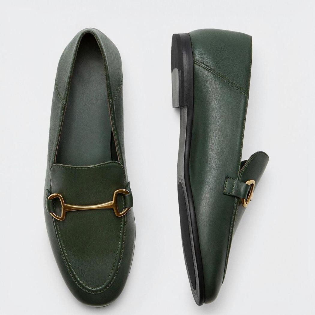 Mocassins fins avec boucle en métal doré en cuir véritable