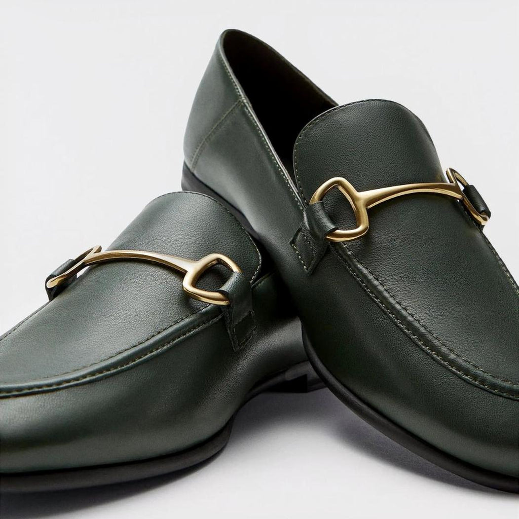 Mocassins fins avec boucle en métal doré en cuir véritable