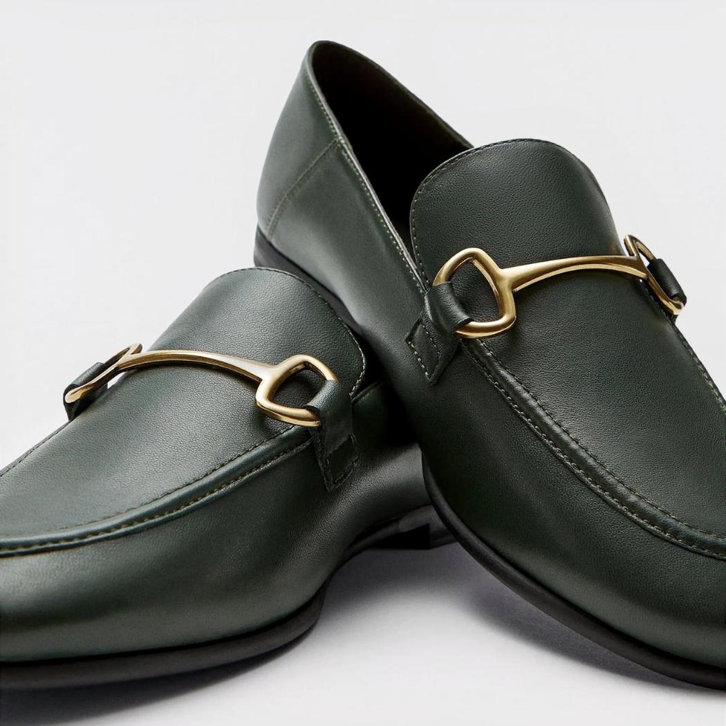 Mocassins fins avec boucle en métal doré en cuir véritable