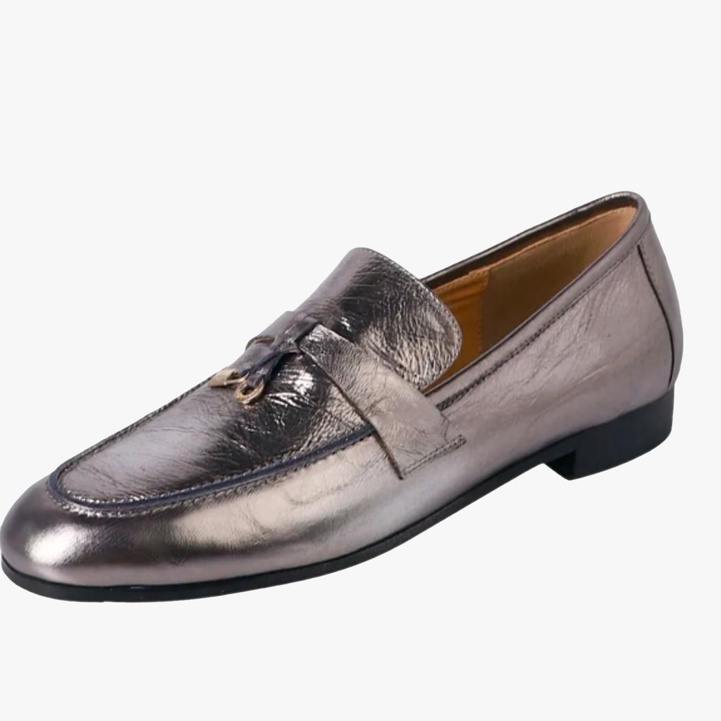on voit sur un fond blanc un mocassin à gland argenté pour femme en cuir véritable
