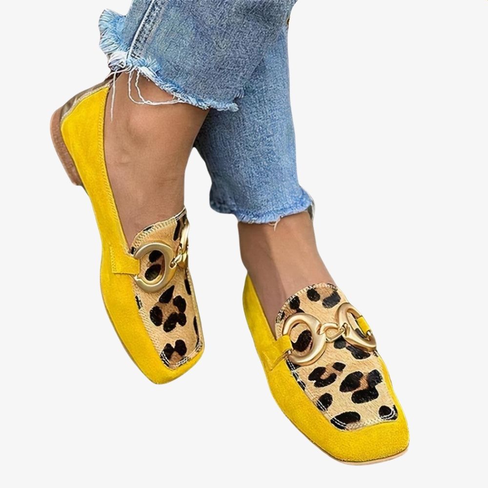 Mocassins plats pour femme, de couleur jaune vif, ornés d’un imprimé léopard sur le dessus et d’une élégante boucle dorée.