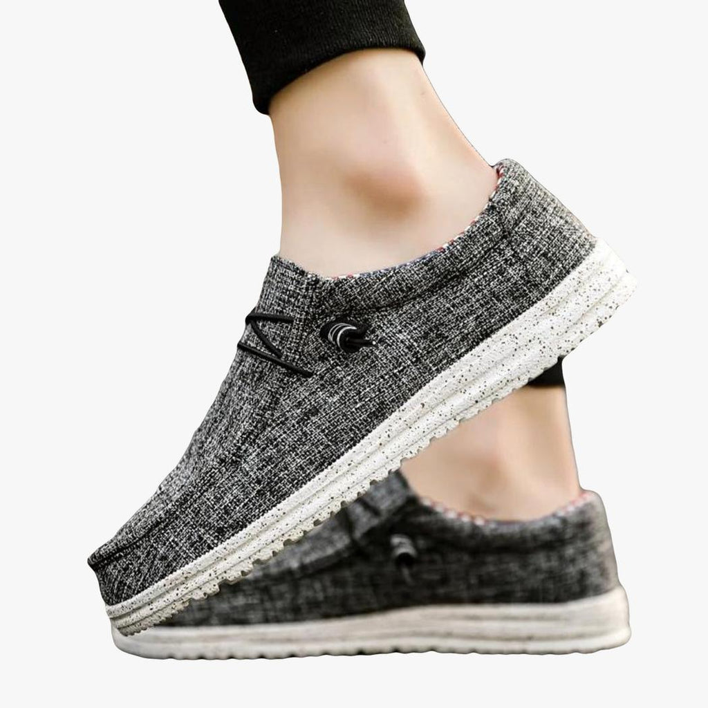 on voit les pieds d'un homme avec des mocassins légers et décontractés en tissu pour homme