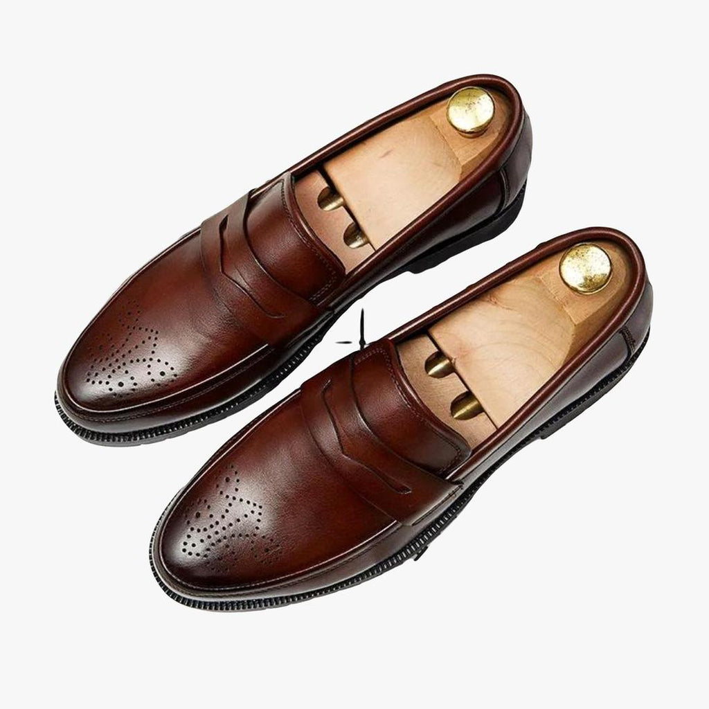 on voit sur un fond clair une paire de mocassins marron de mariage en cuir synthétique pour homme