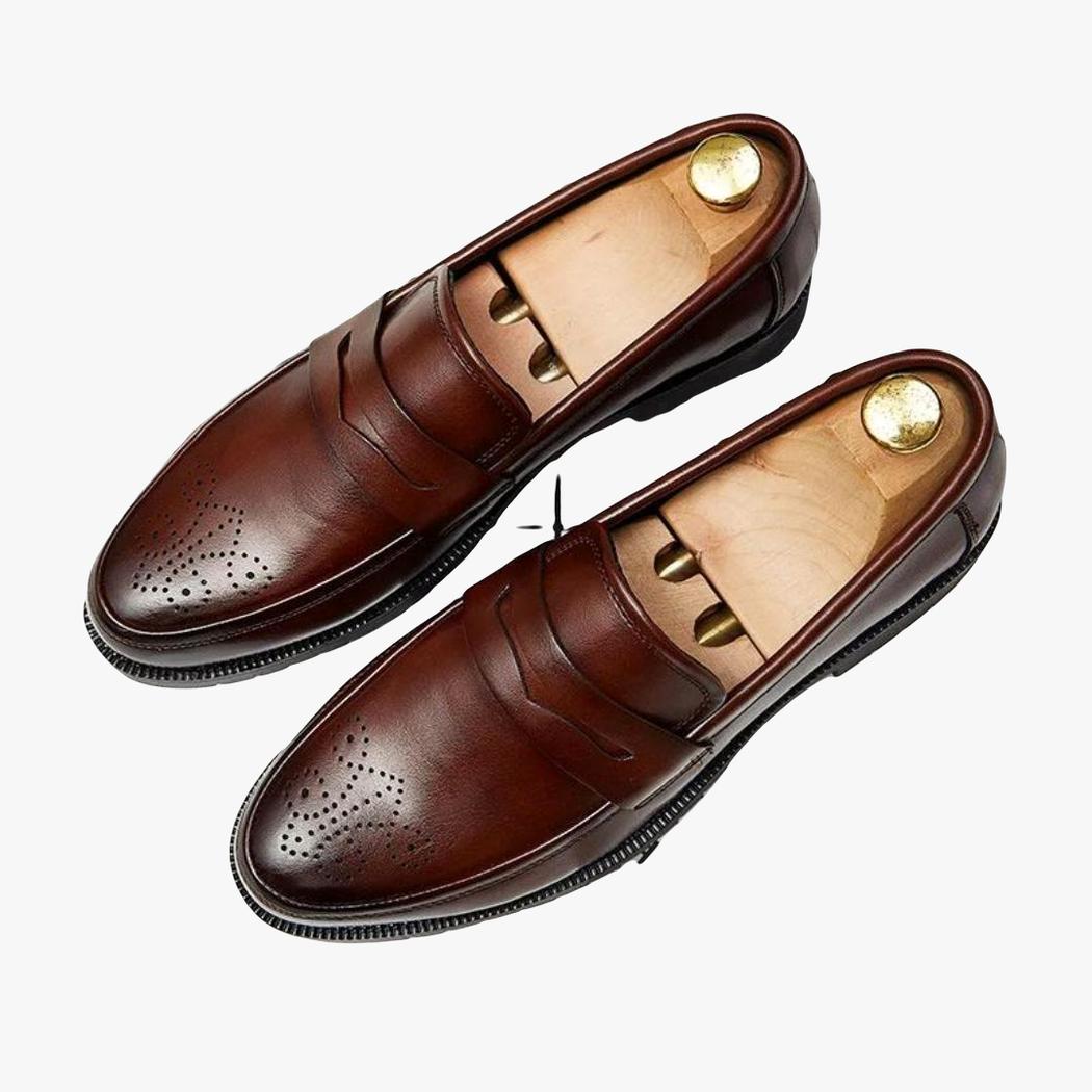 on voit sur un fond clair une paire de mocassins marron de mariage en cuir synthétique pour homme