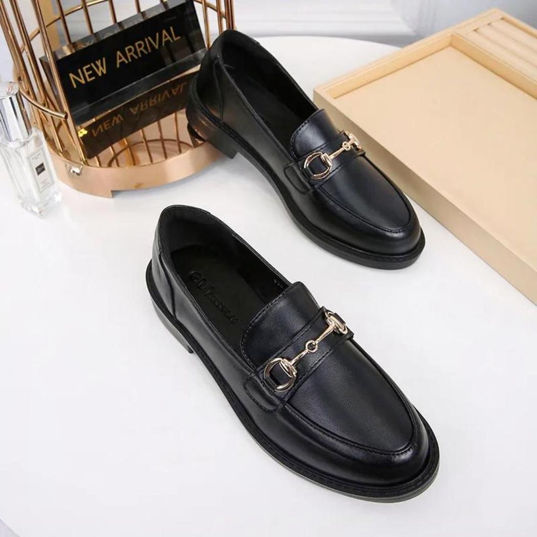 Mocassins noirs pour femme en cuir avec une boucle en métal et un talon carré