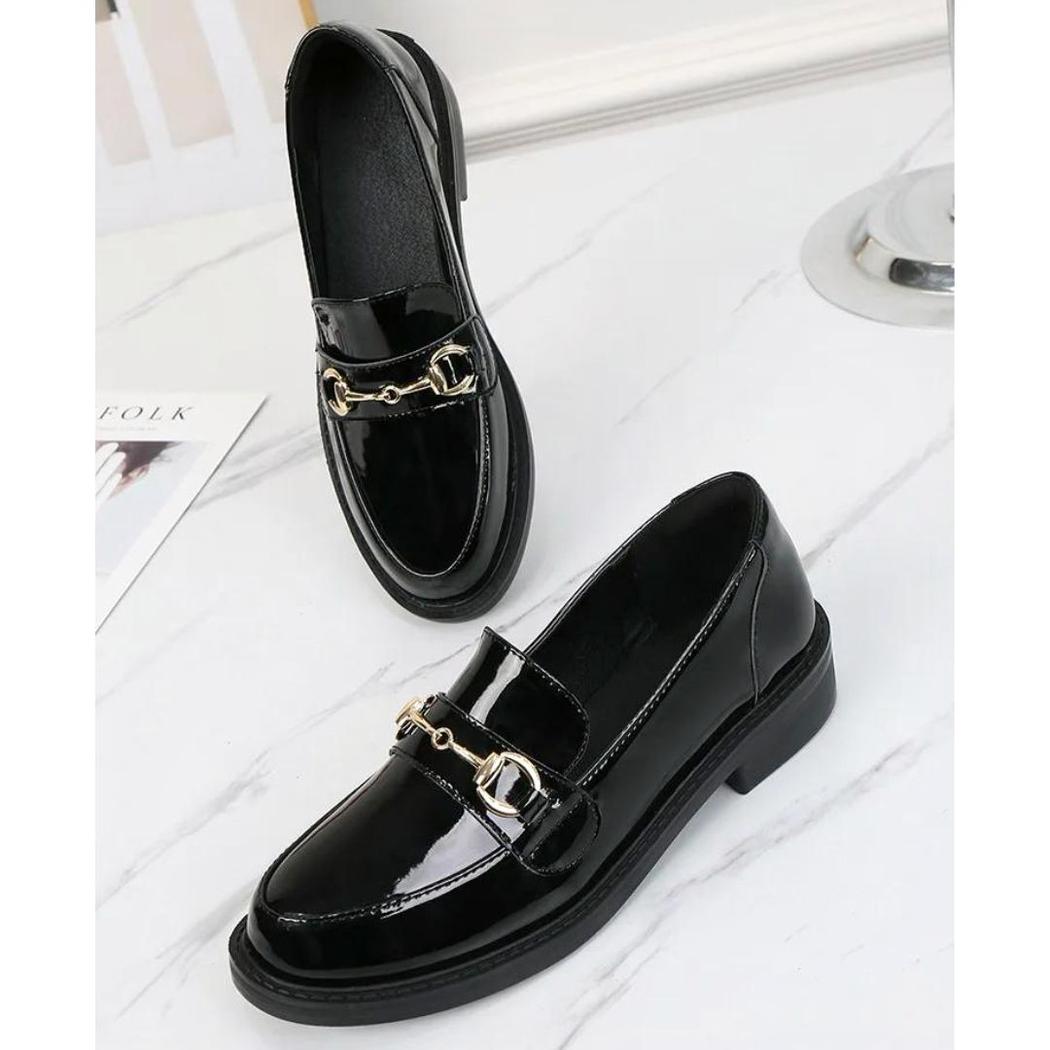 Mocassins noirs vernis en cuir avec un talon carré