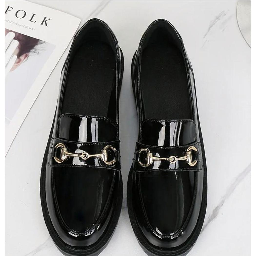 Mocassins noirs vernis en cuir avec un talon carré