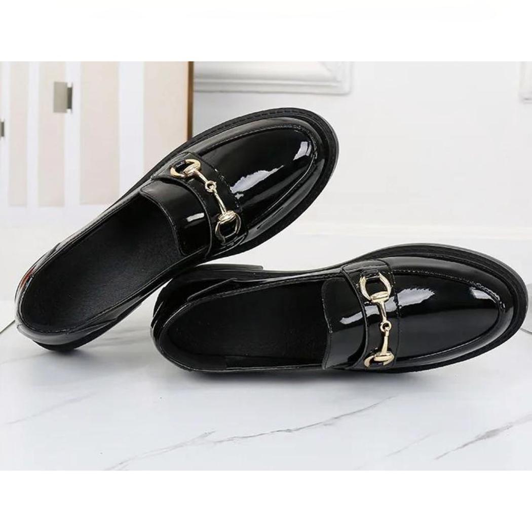 Mocassins noirs vernis en cuir avec un talon carré