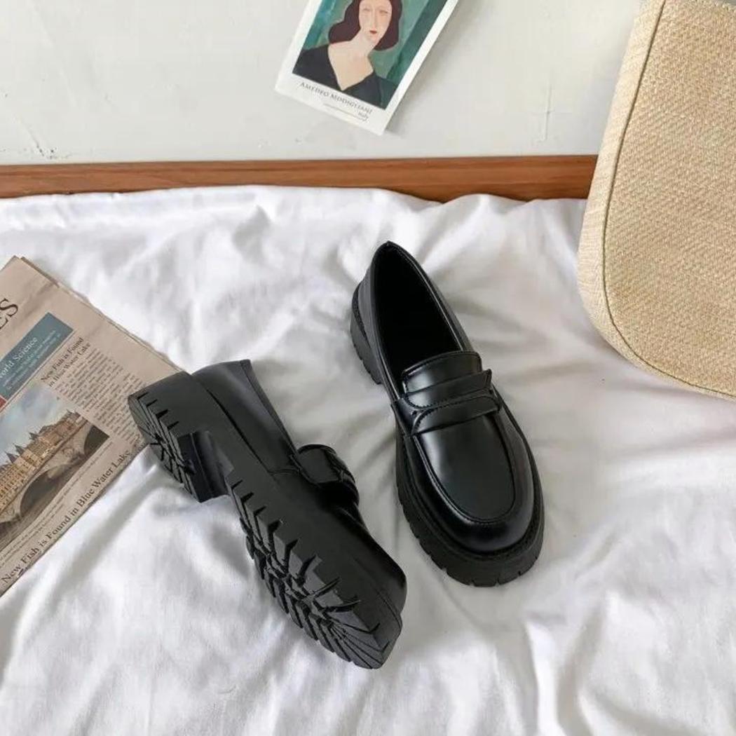 Mocassins noirs à talon carré et semelle épaisse pour femme