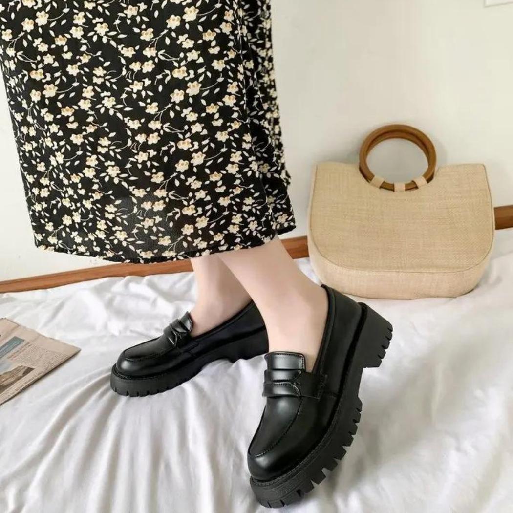 Mocassins noirs à talon carré et semelle épaisse pour femme