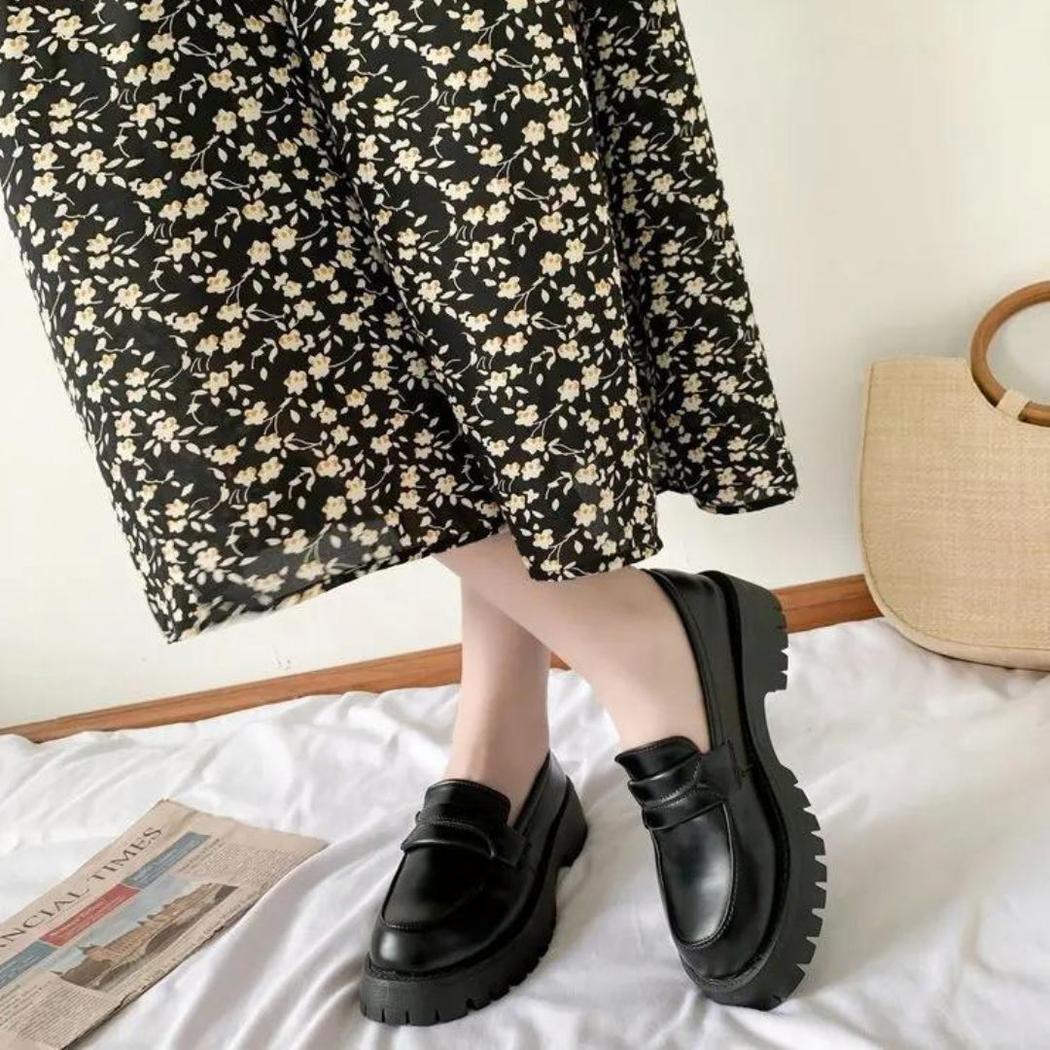 Mocassins noirs à talon carré et semelle épaisse pour femme