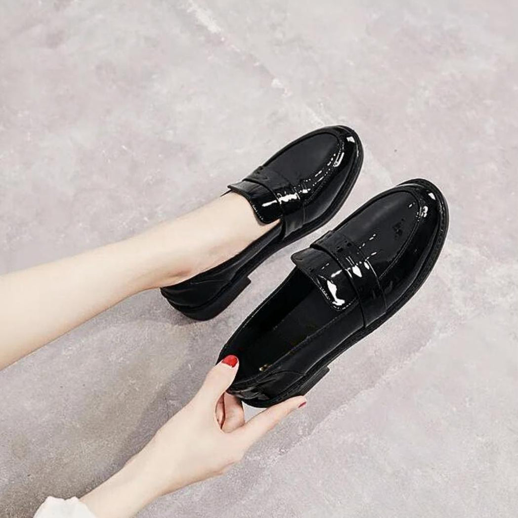 Mocassins noirs à talons carrés pour femme dans le style preppy