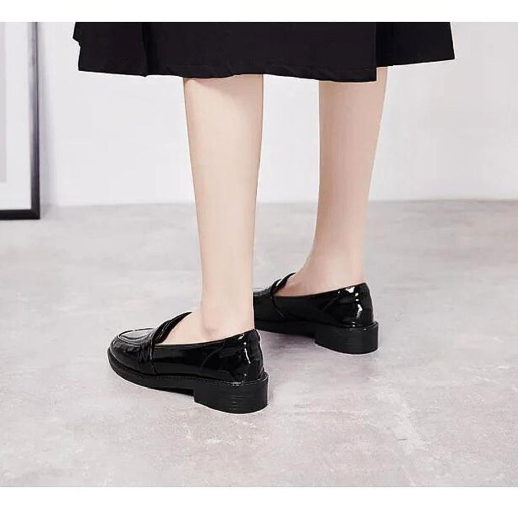 Mocassins noirs à talons carrés pour femme dans le style preppy