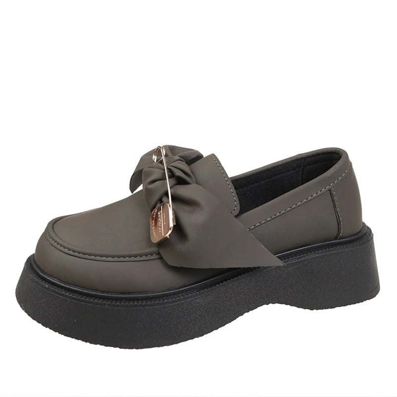 Mocassins à semelle épaisse à noeud papillon et épingle