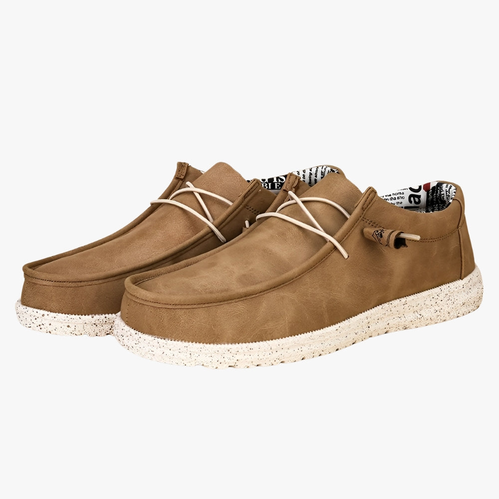 Mocassins à enfiler en simili cuir marron avec une semelle blanche