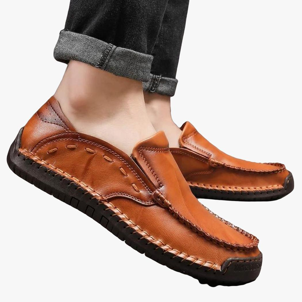 on voit les pieds d'un homme qui porte des mocassins souples ne cuir véritable pour homme de couleur camel