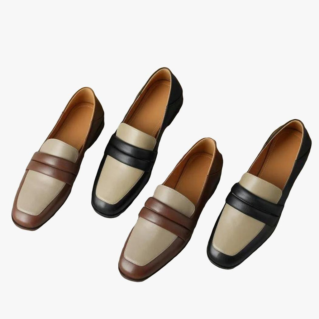 on voit sur un sol gris et marron deux paires de mocassins bicolores à talons carrés marron et noir pour femme en cuir véritable