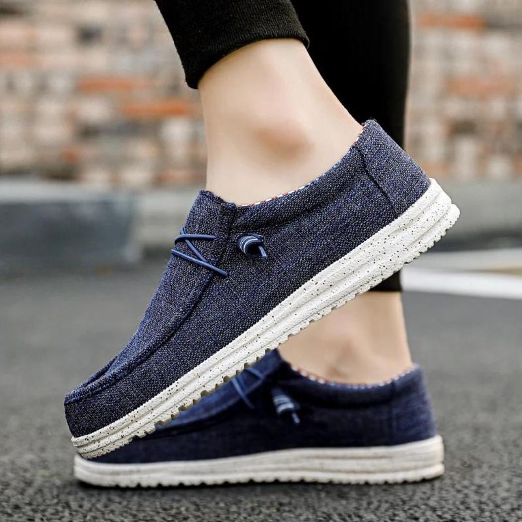 on voit un homme qui porte des mocassins bleus décontractés on ne voit que ses pieds